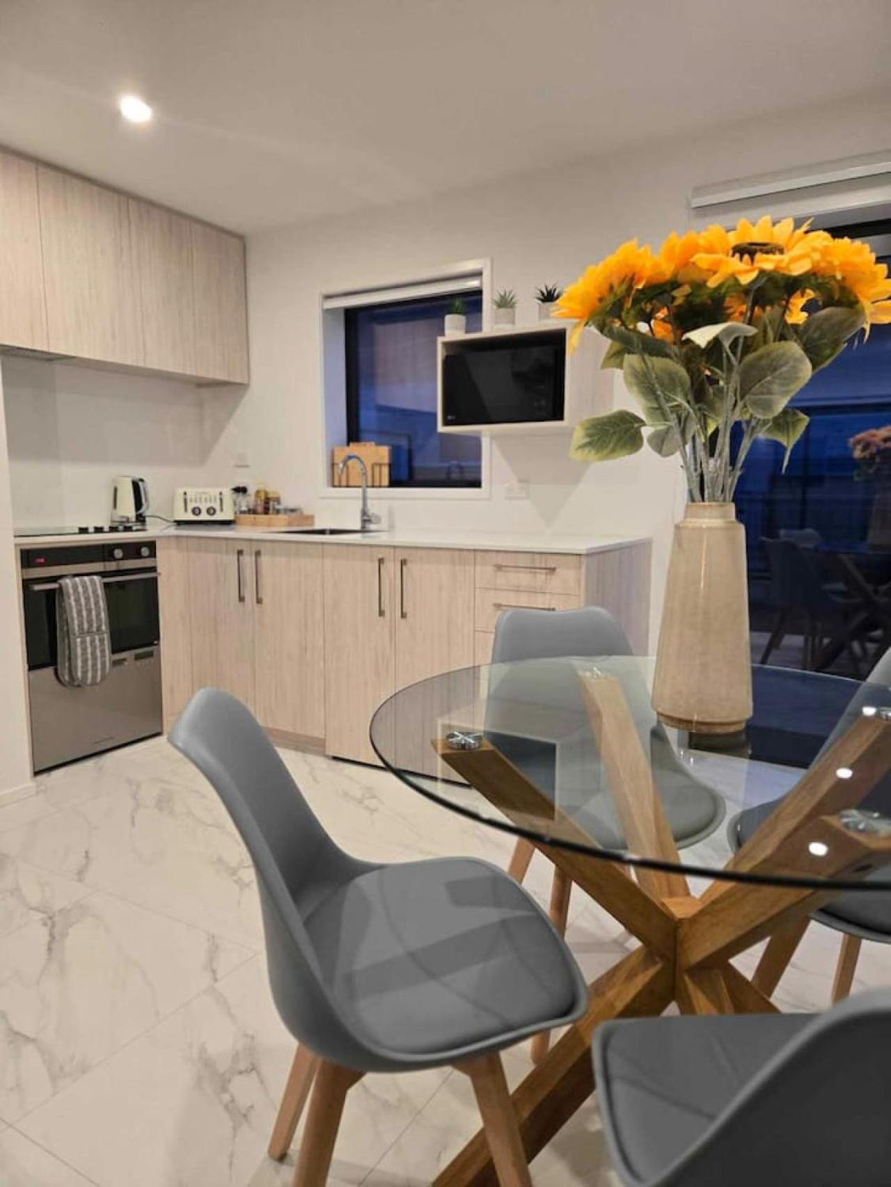 Cbd 3 - 2 Bed 2 Bath Apartment