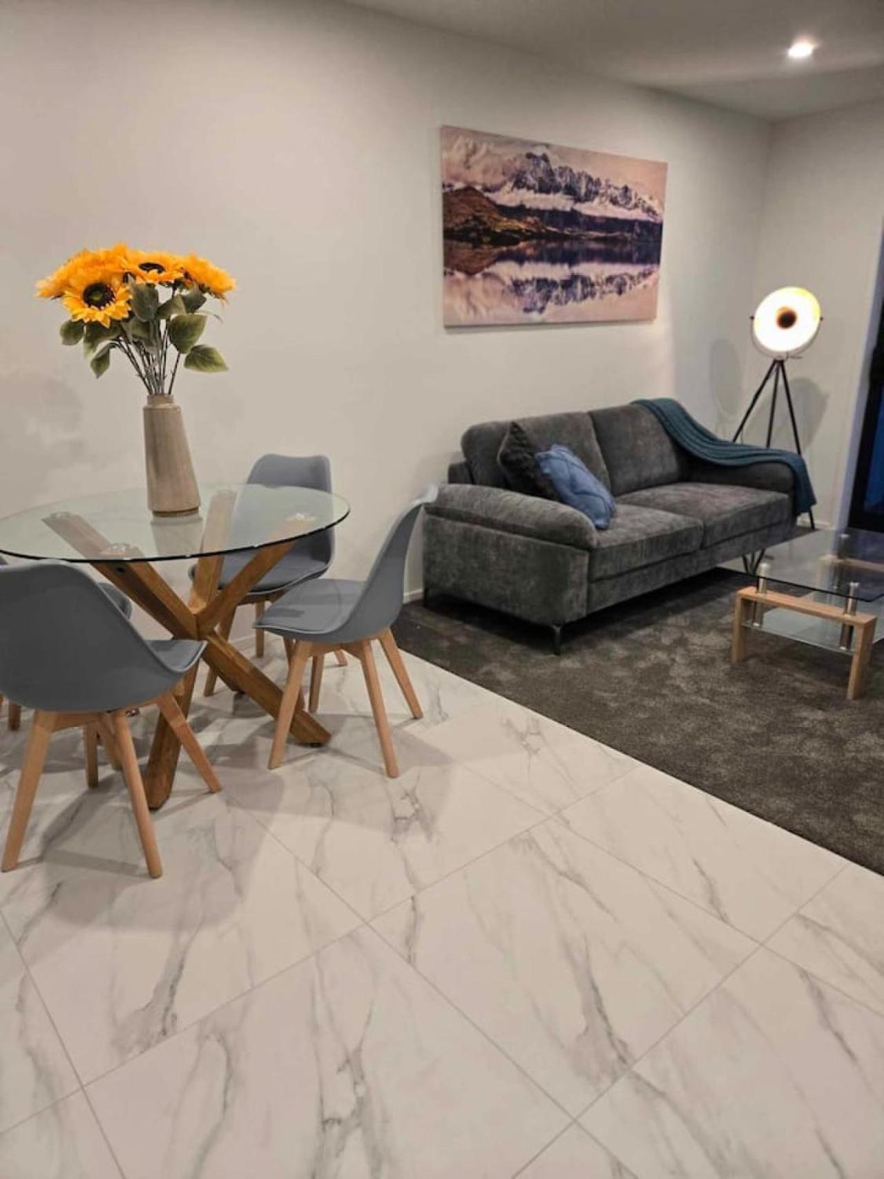 Cbd 3 - 2 Bed 2 Bath Apartment